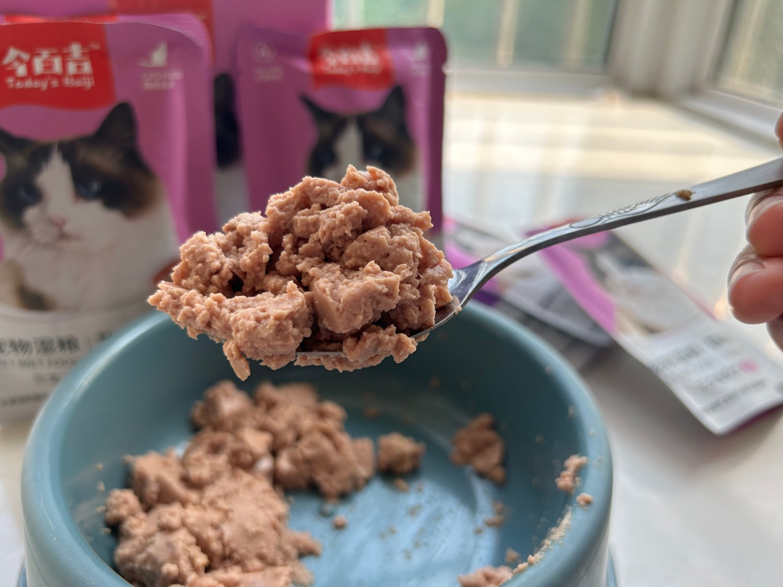 猫咪每天喝水很少，不上厕所怎么破？